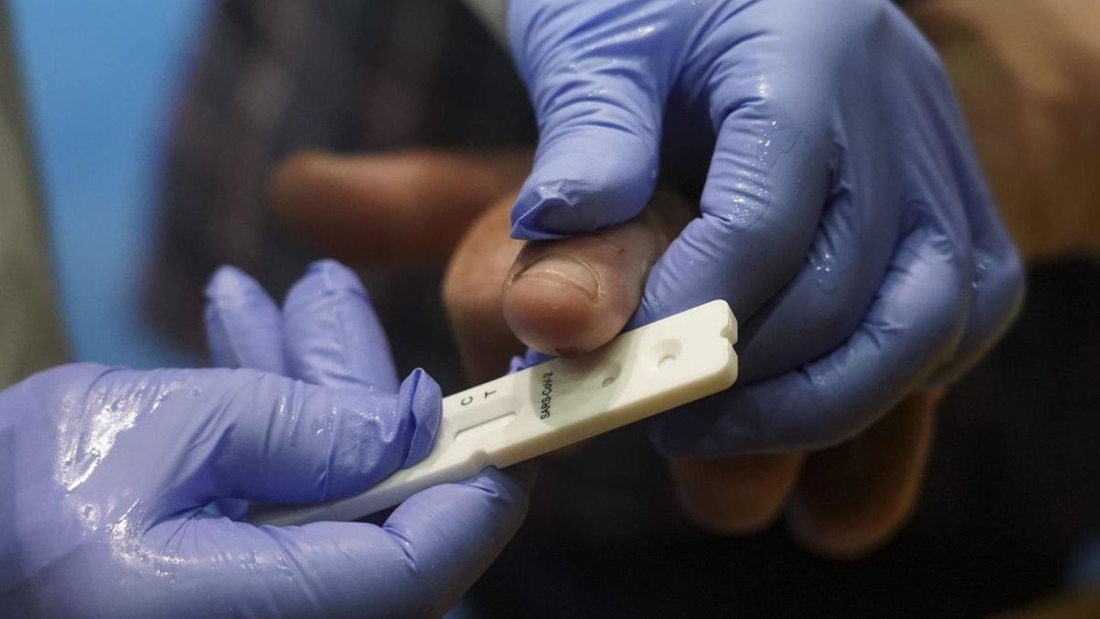 Una persona se sotmet a un test ràpid de Covid-19