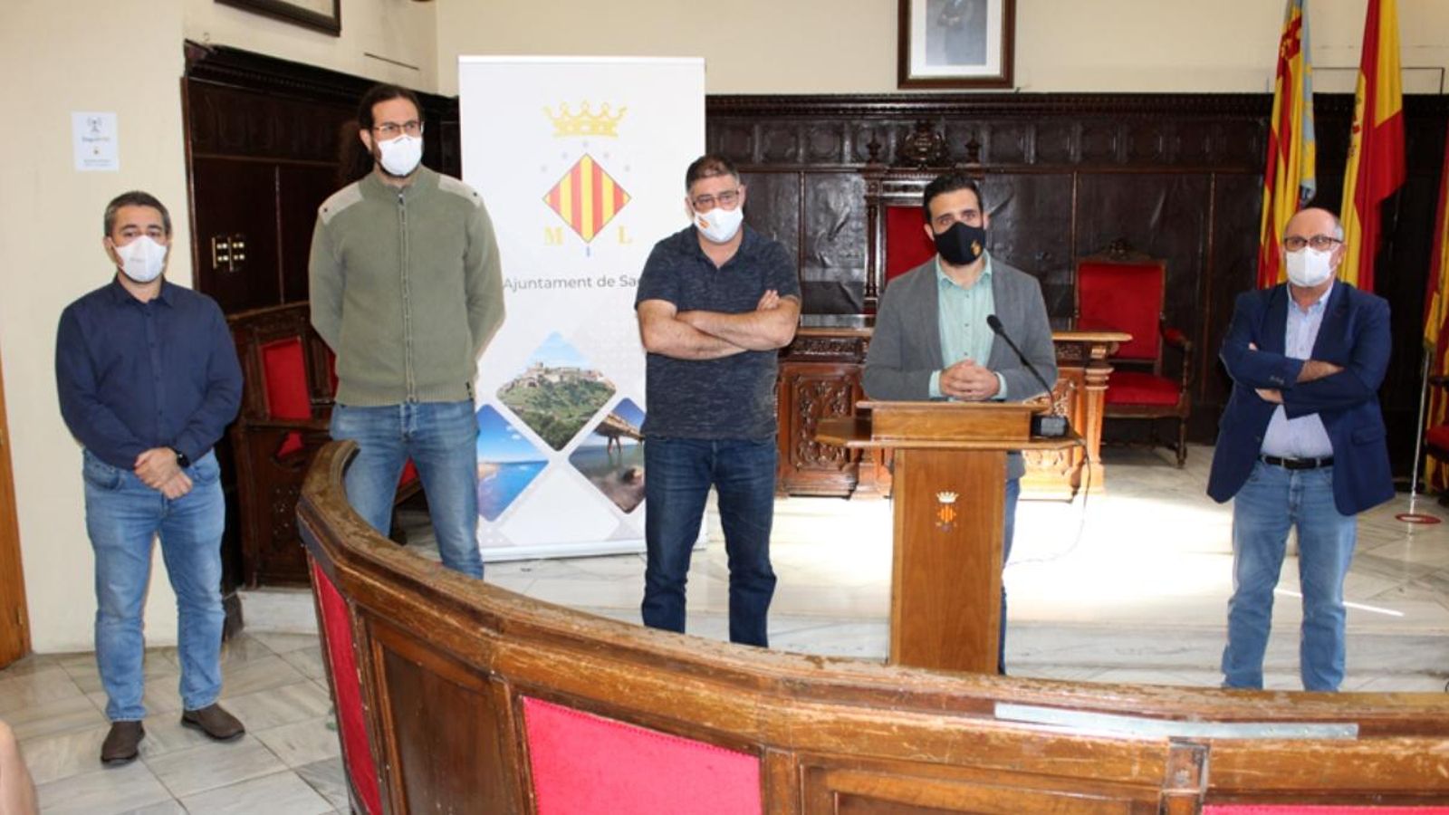 L'alcalde de Sagunt, darrere del faristol, en la roda de premsa que ha oferit aquest matí per a explicar la situació del brot de la Casa Nova