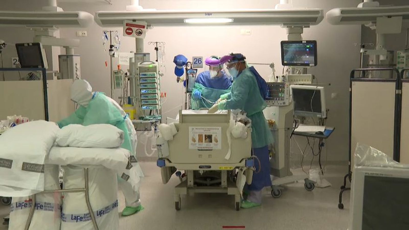 Un equip sanitari atén als pacients en l'UCI de la Fe