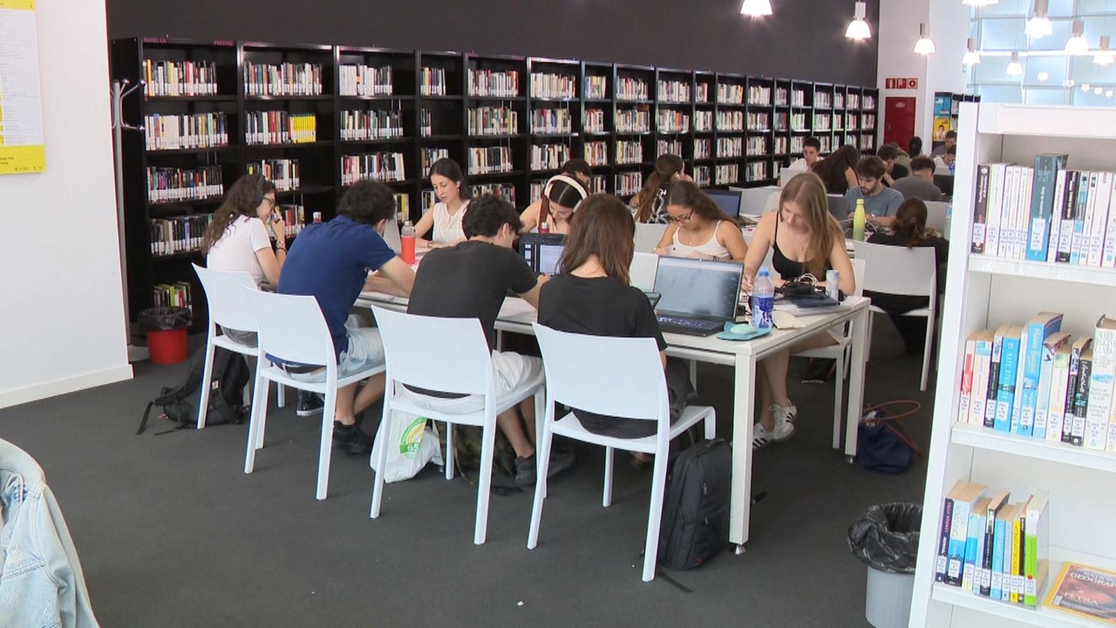 L'alumnat valencià aprofita les últimes hores d'estudi abans de la PAU