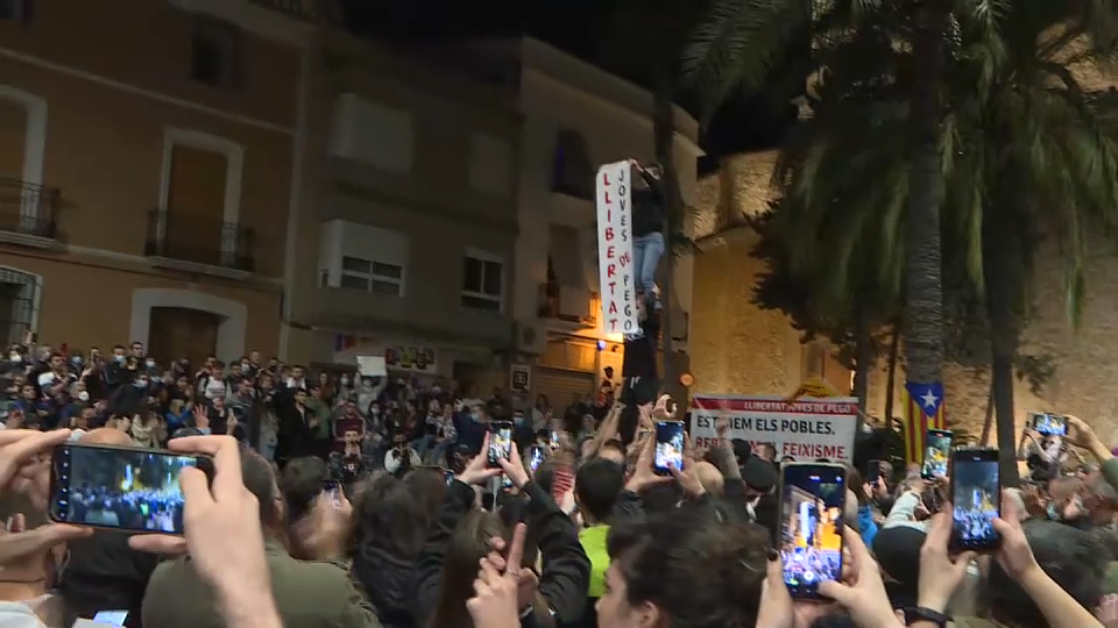 Una jove alça una pancarta durant la concentració