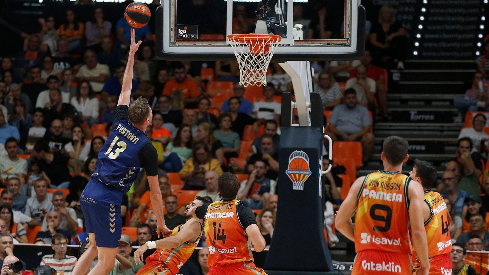 Pustovyi fa una cistella