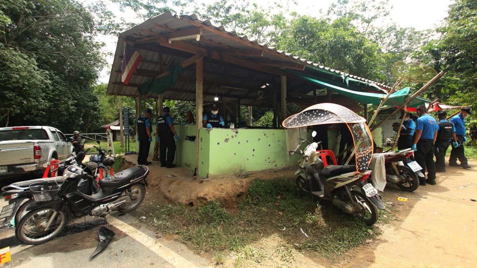 Experts forenses examinen el lloc on s’han comés els assassinats a la província de Yala