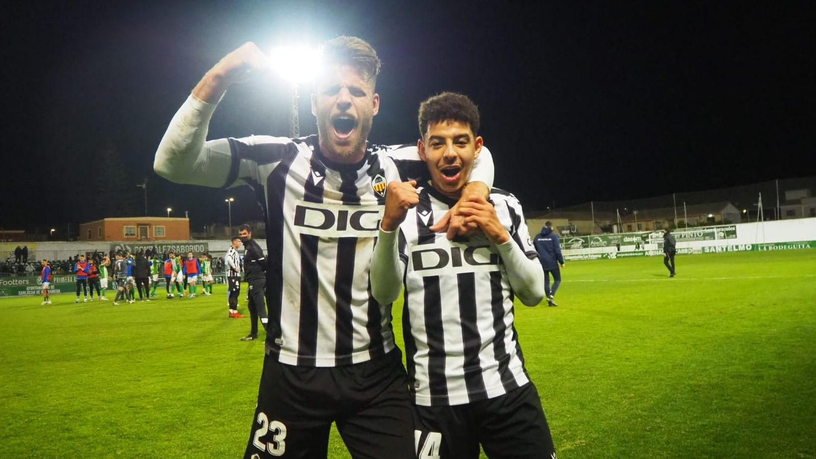 Els jugadors del Castelló celebren la victòria