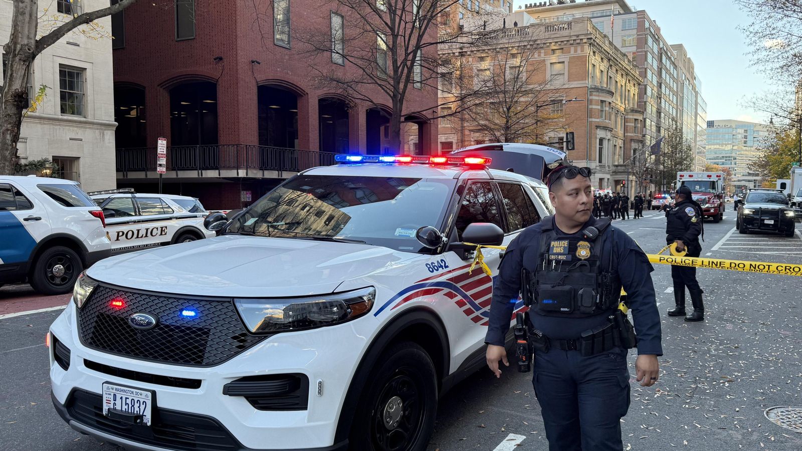 Agents de la Policia Metropolitana de Washington vigilen els voltants de la Casa Blanca després del tiroteig