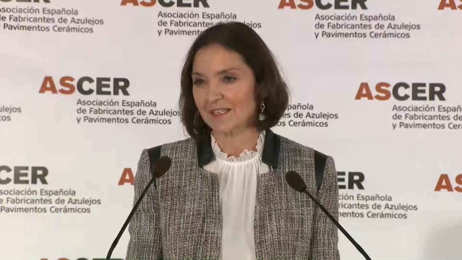 La ministra d'Indústria, Comerç i Turisme, Reyes Maroto, durant l'acte amb la patronal taulellera a Castelló