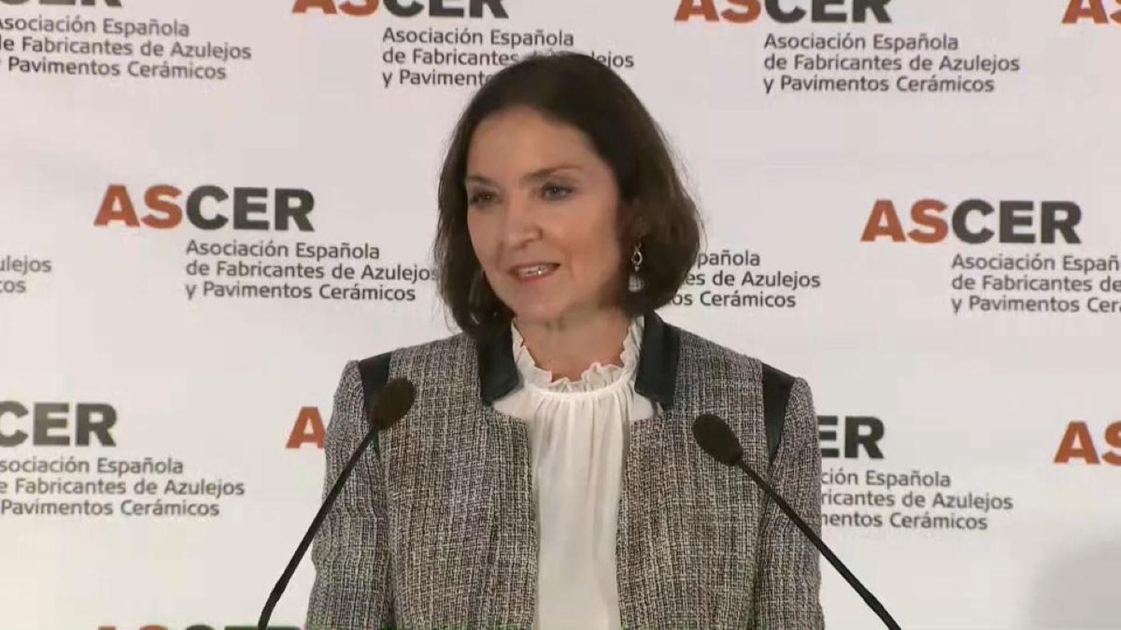 La ministra d'Indústria, Comerç i Turisme, Reyes Maroto, durant l'acte amb la patronal taulellera a Castelló