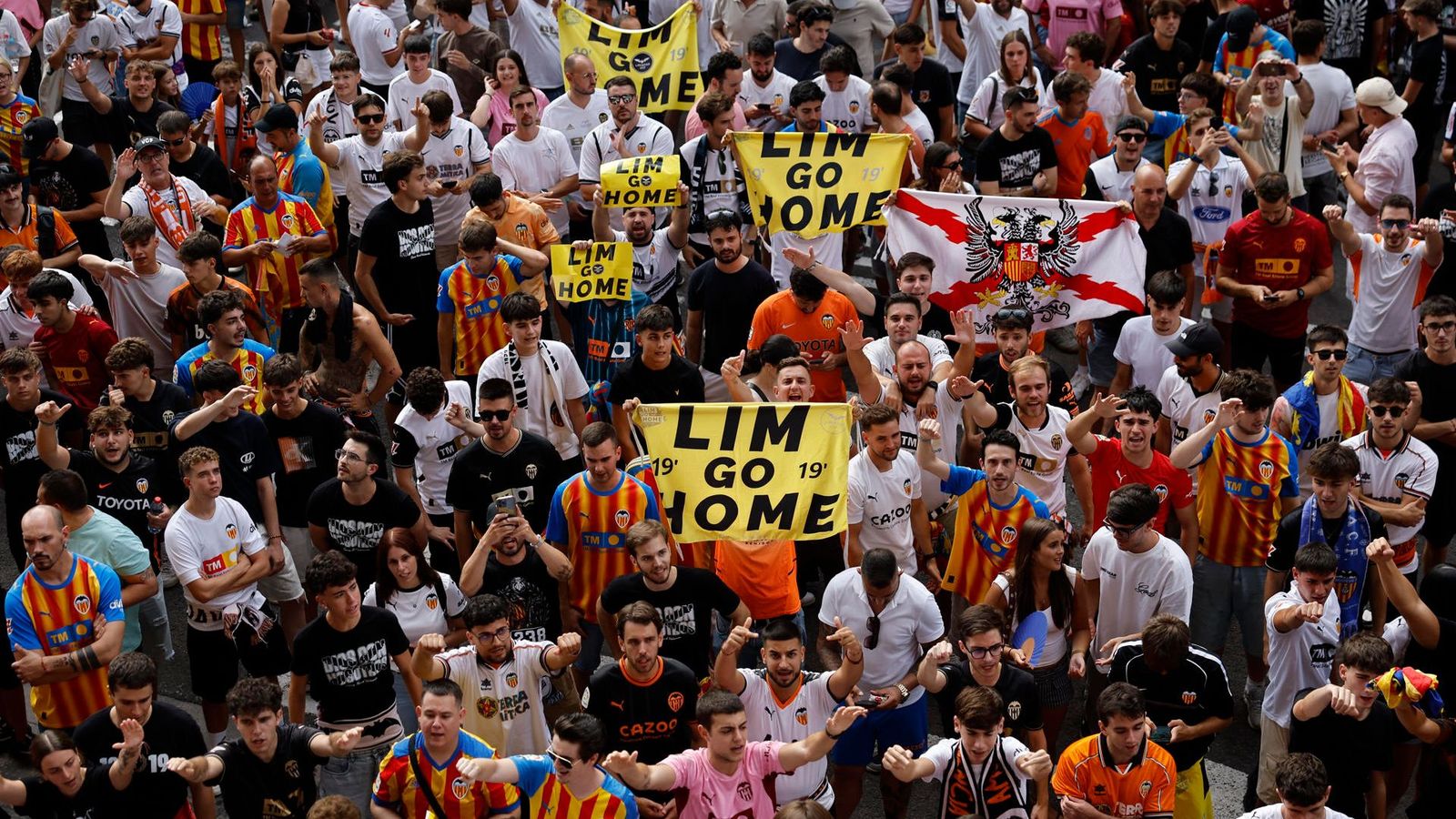 Un grup d'aficionats del València protesta contra la gestió de Peter Lim als voltants de Mestalla