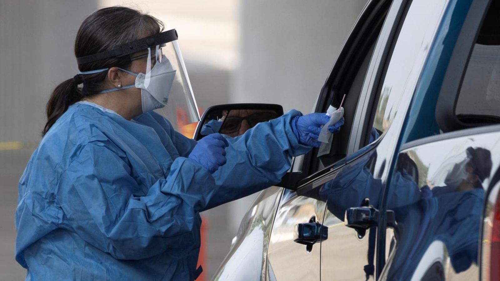 Una infermera fa una prova de Covid-19 a un pacient des del cotxe a San Diego (Califòrnia)