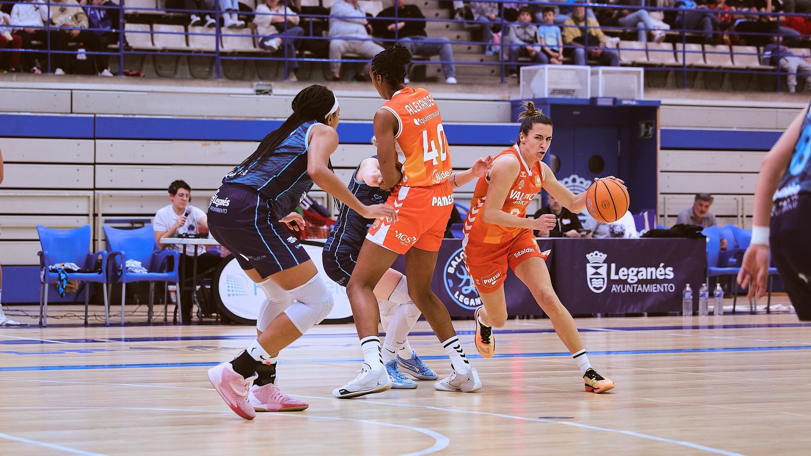 La taronja Queralt Casas amb la pilota en el partit contra el Leganés