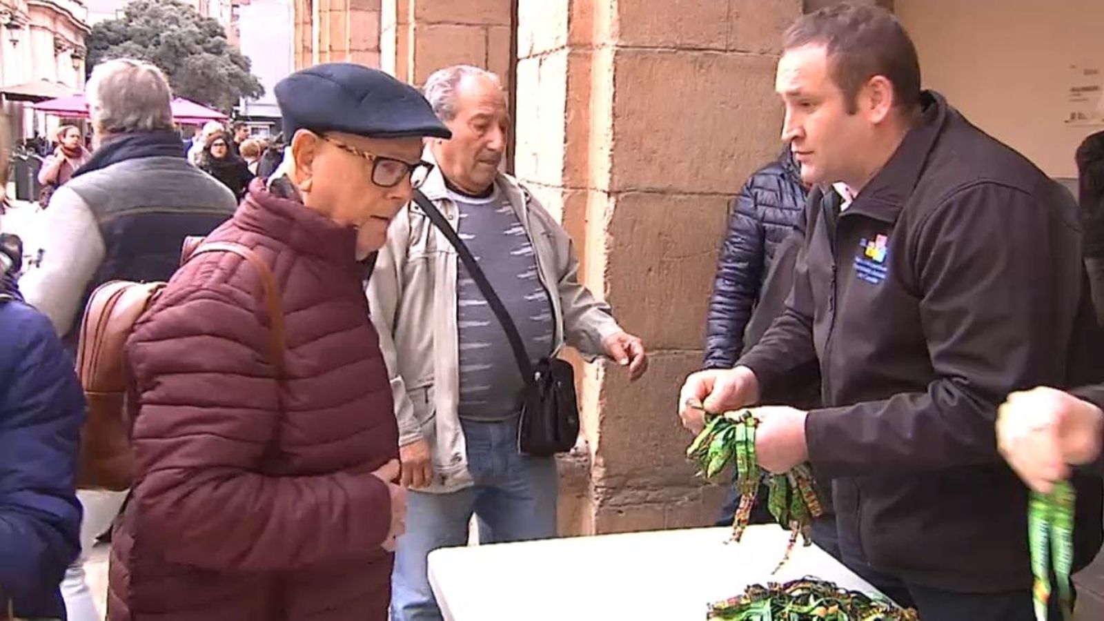 Els veïns i les veïnes de Castelló comencen a recollir les polseres oficials de les festes de la Magdalena 2019
