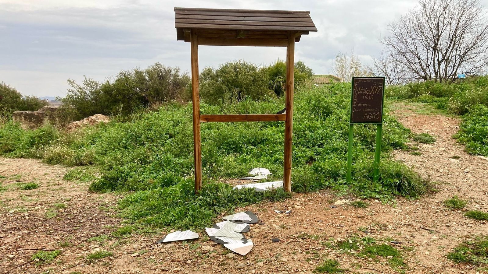 Danys en una cartell d'homenatje a les víctimes i voluntàries de la dana