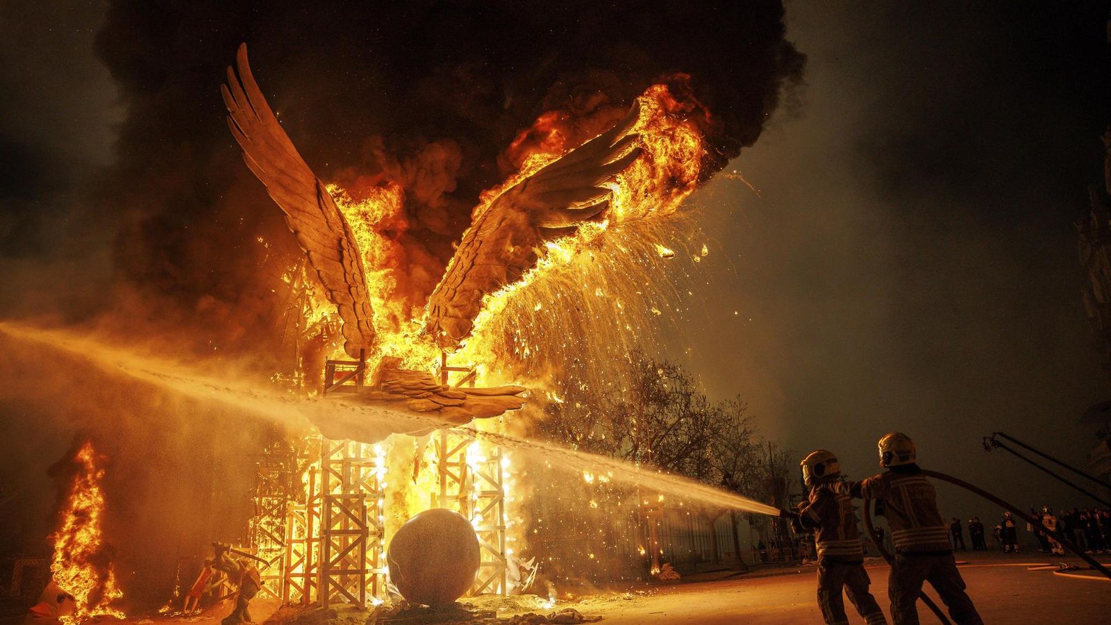 Els coloms de la falla municipal envoltats en flames en la Nit de la Cremà