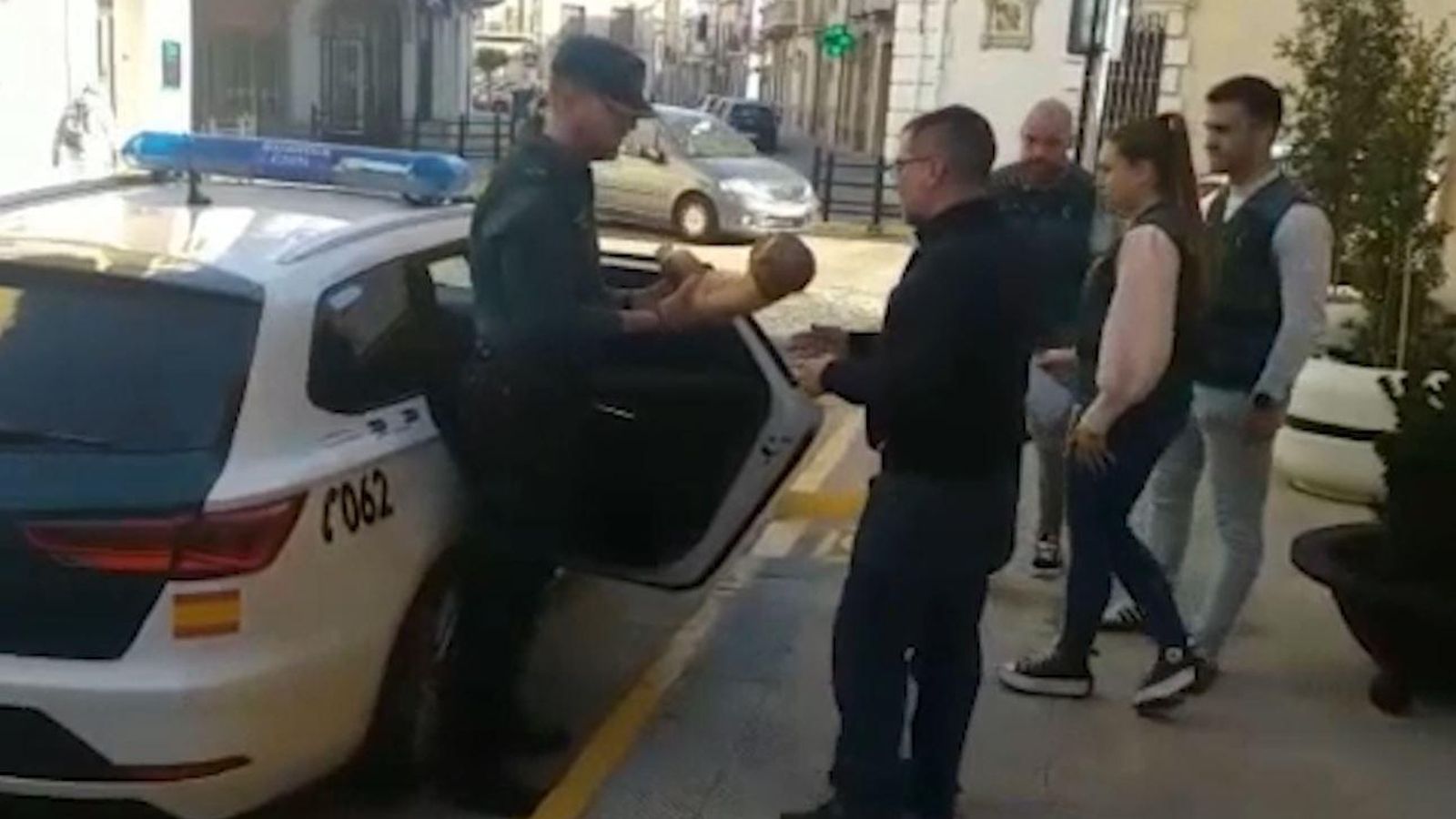 Els efectius de la Guàrdia Civil retornen un dels efectes robats en les esglésies