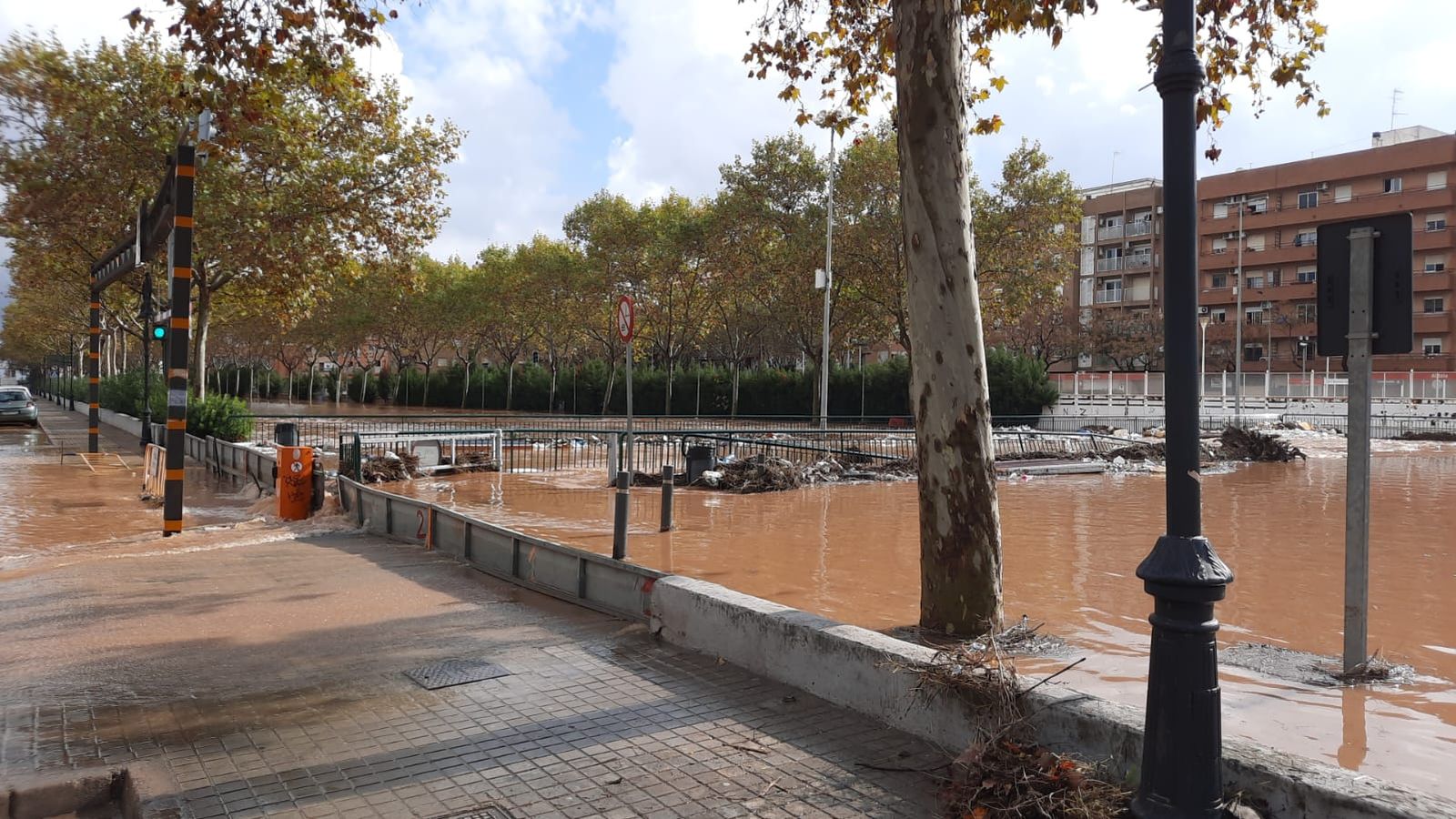 El barranc de la Saleta, desbordat, divideix en dos Aldaia