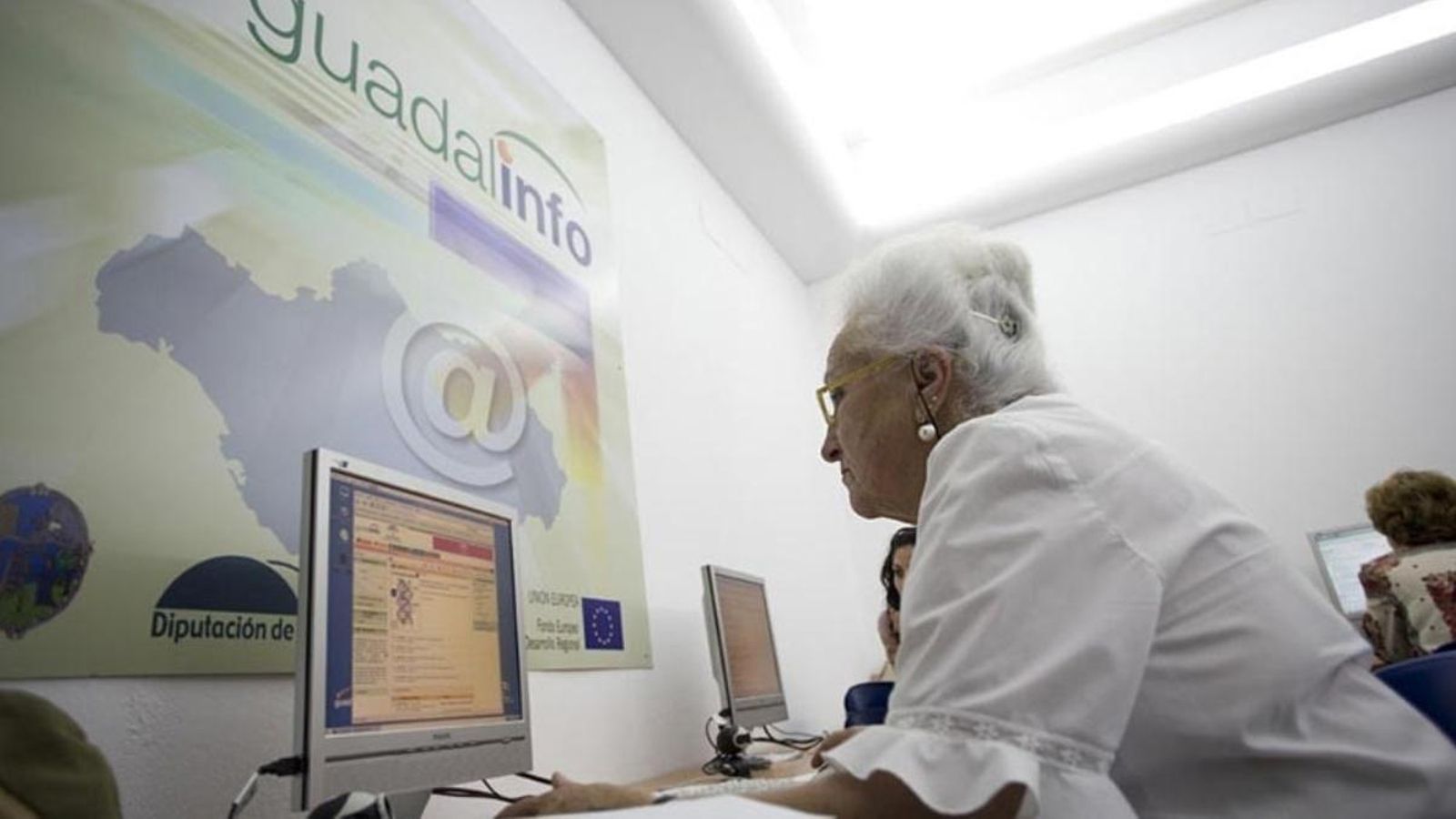 L'associació reclama la falta de privacitat dels internautes