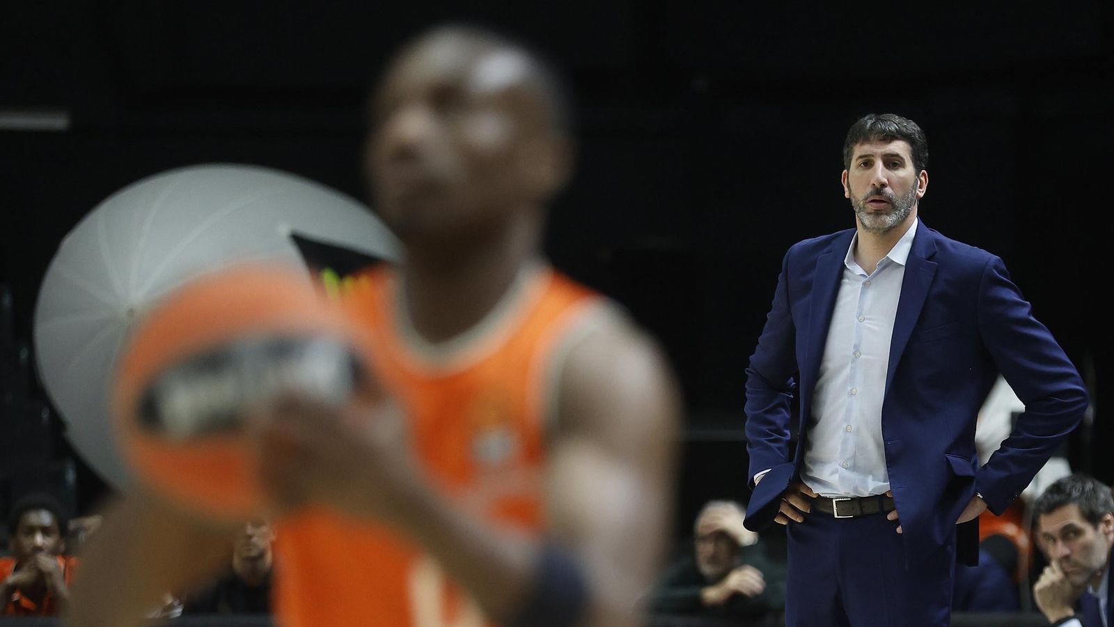 Harper prepara un tir lliure sota la mirada de Mumbrú