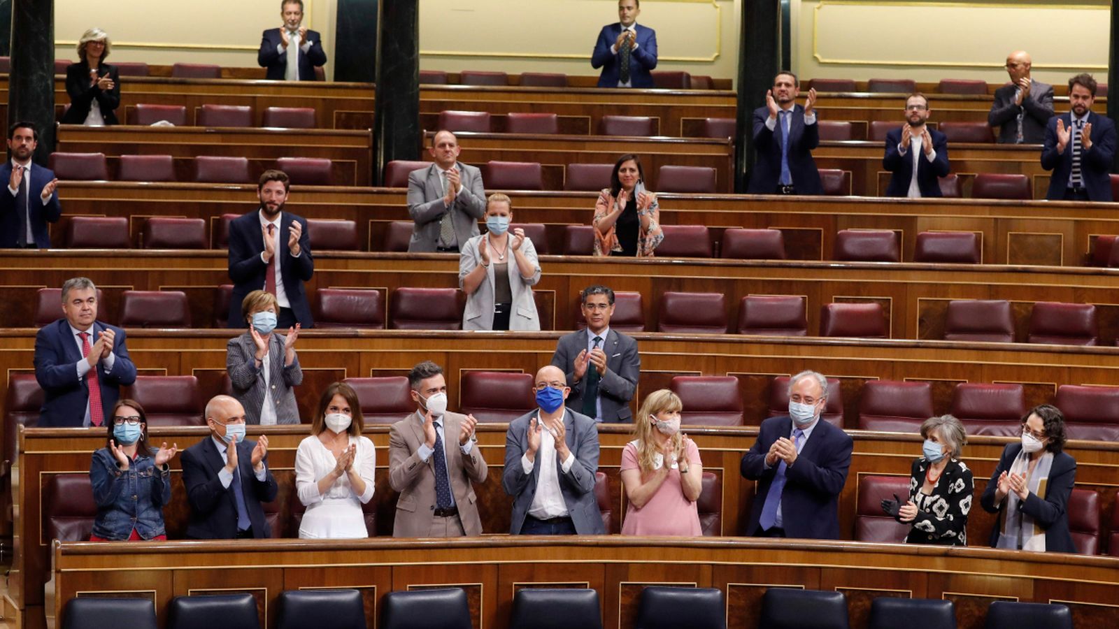 El grup socialista aplaudeix durant el ple del Congrés