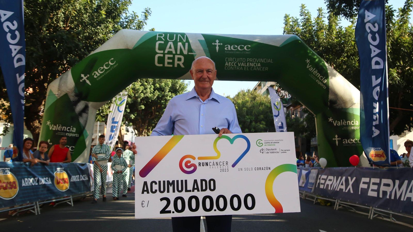 Tomás Trénor amb un cartell de l'acumulat de recaptació Tomás Trénor amb un cartell de l'acumulat de recaptació
