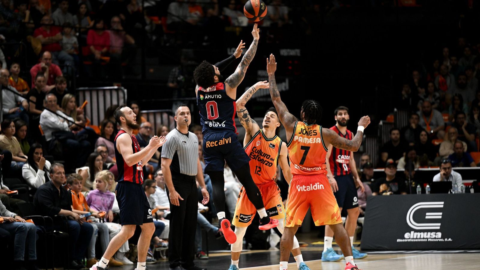 Jones i radebaugh tracten de taponar un llançament rival