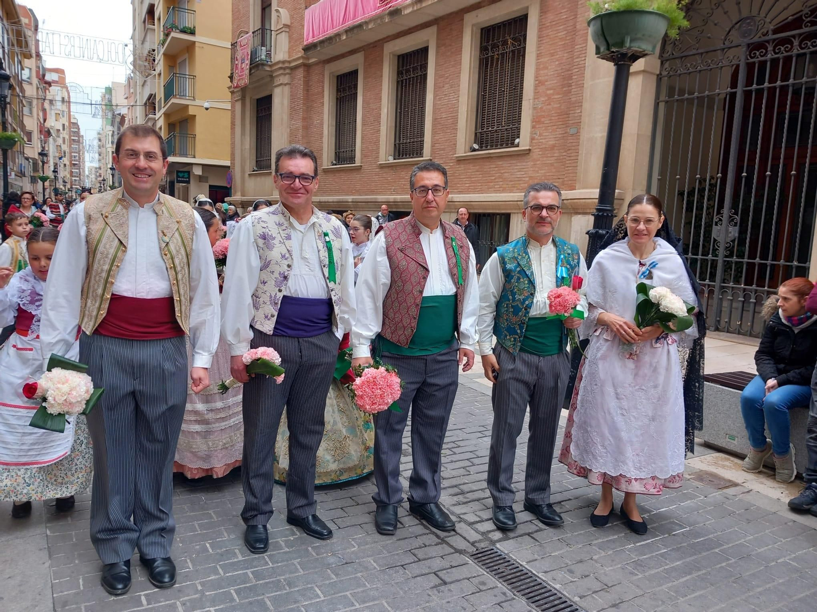 Enguany, els clavells de color blanc, roig, rosa i groc confeccionen el tapís de la Mare de Déu