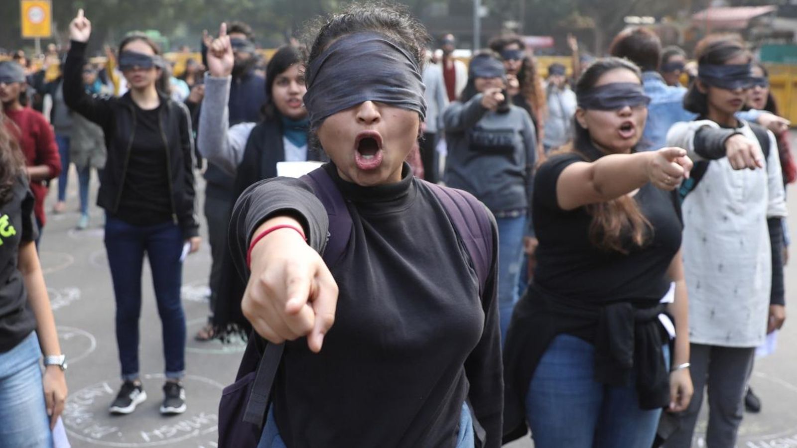 Dones índies participen en la coreografia del rap convertit en himne feminista global