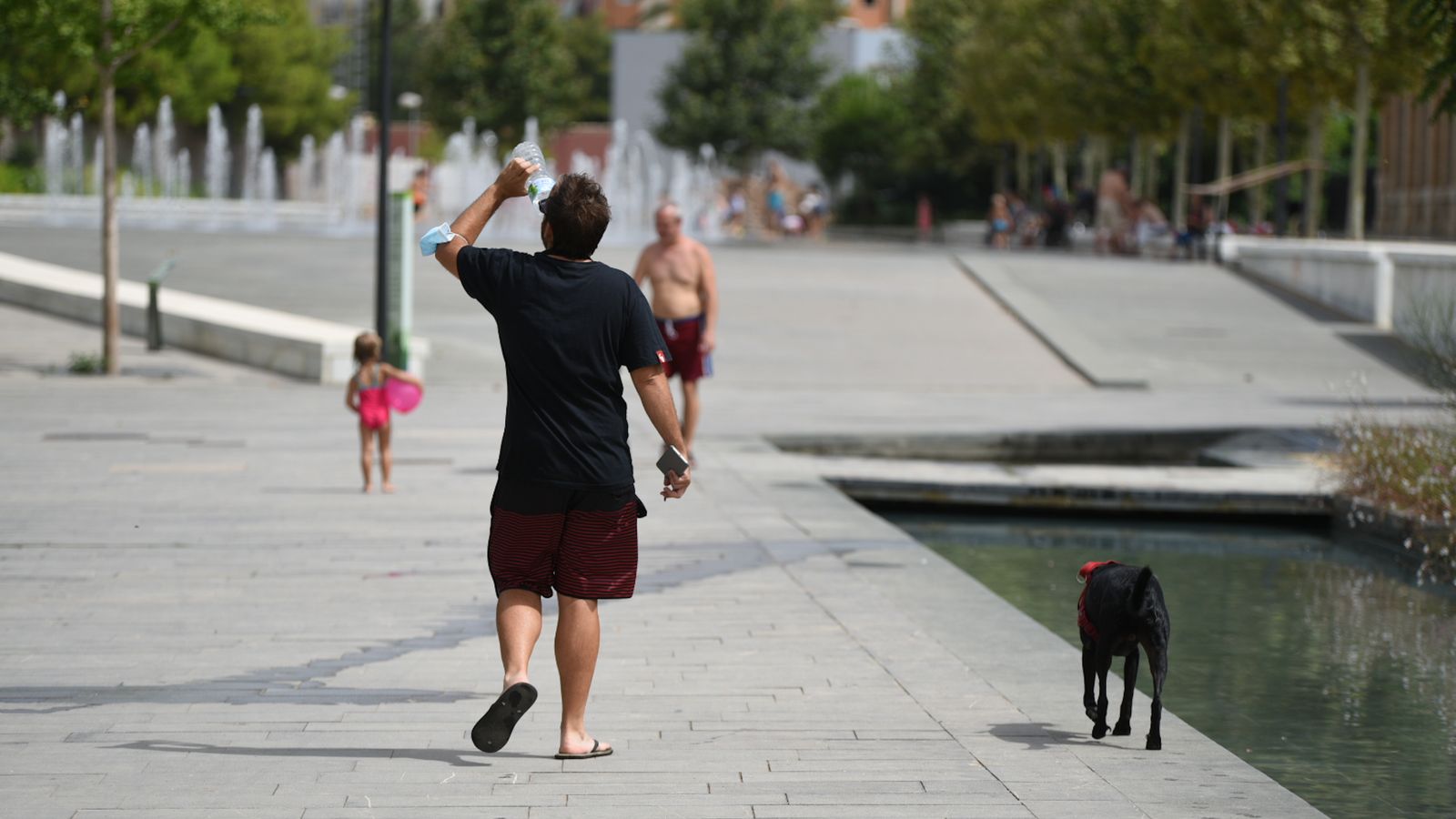 Un home camina pel Parc Central en estiu, en una imatge d'arxiu