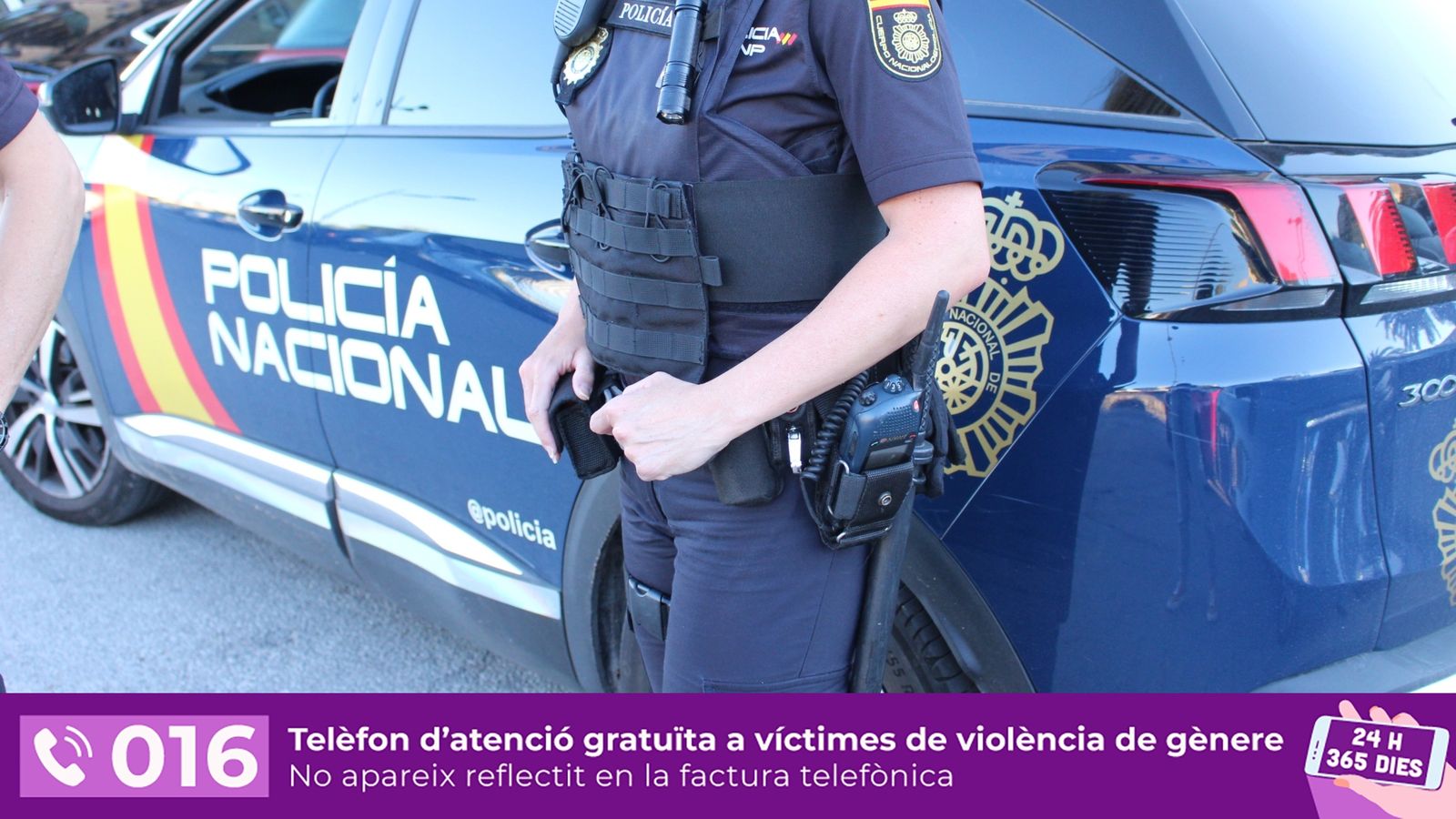 Un cotxe i un agent de la Policia Nacional, en una imatge d'arxiu