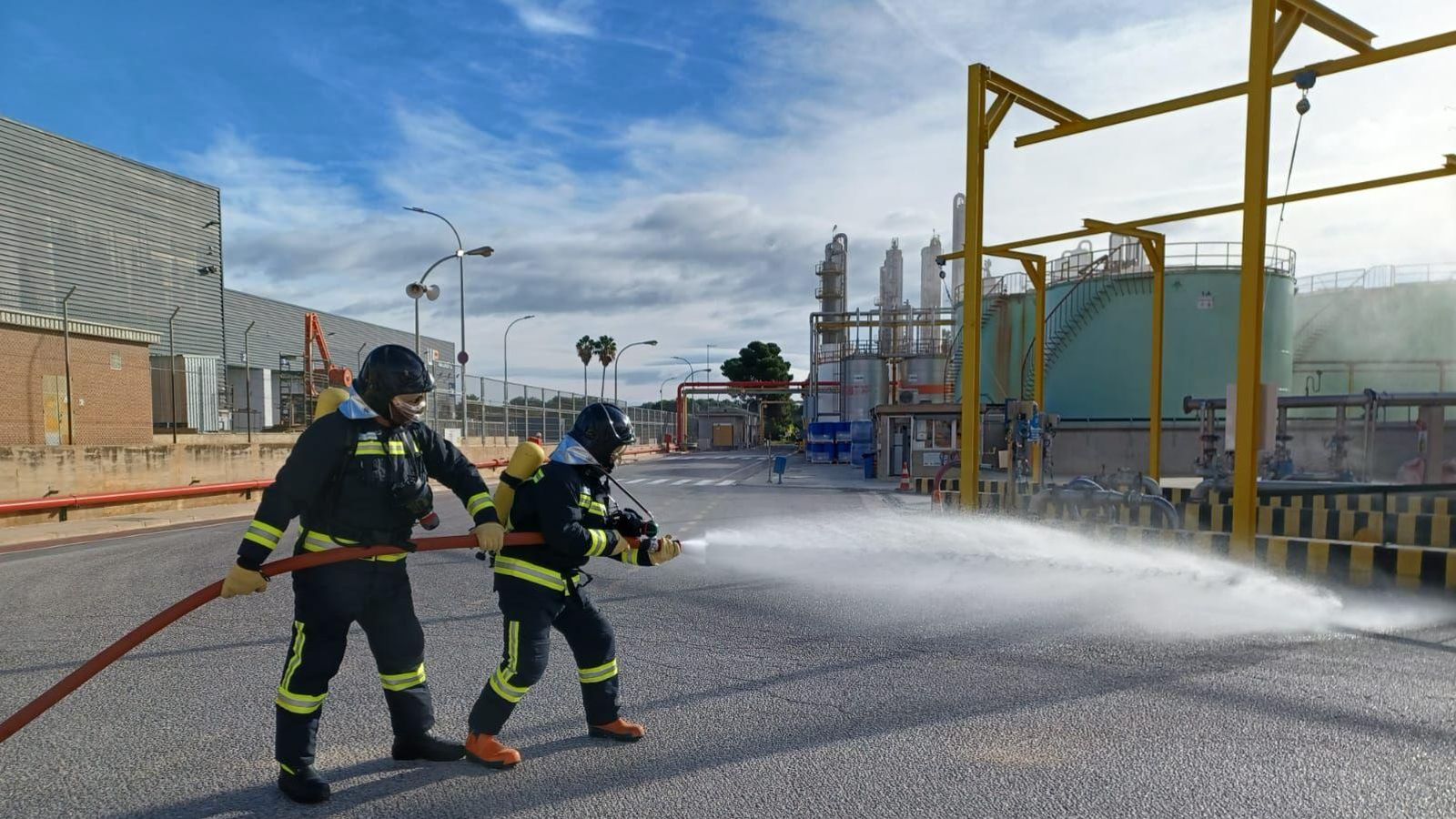 Efectius de bombers participen en el simulacre del polígon industrial d'Almussafes, on intentaven fer front a diverses emergències químiques simultànies