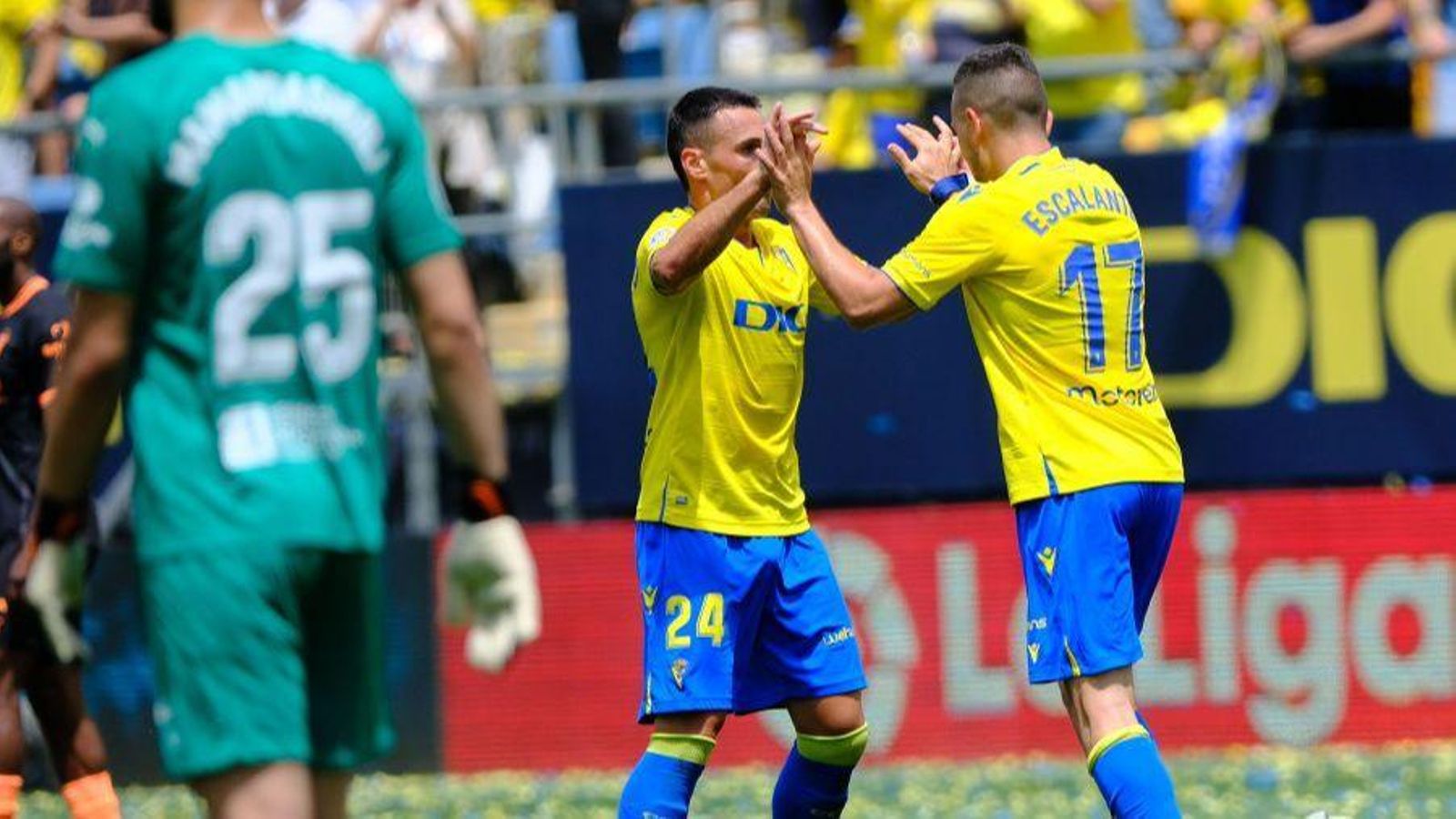 Els jugadors del Cadis celebren un dels gols
