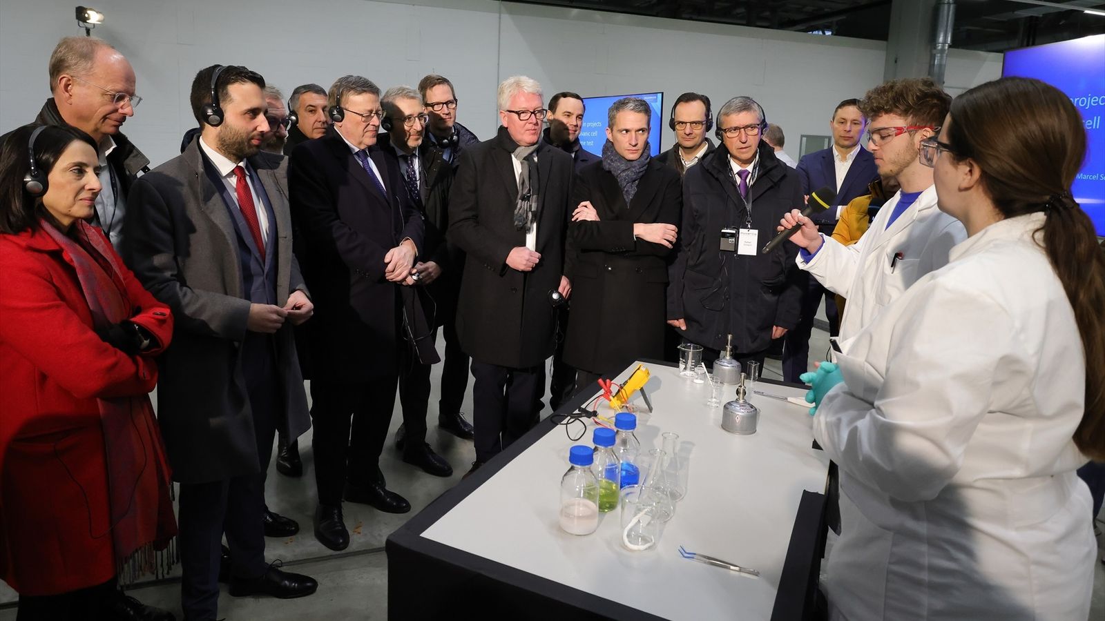 Estudiants de Salzgitter mostren un experiment a la delegació valenciana encapçalada per Ximo Puig i els directius de Volkswagen