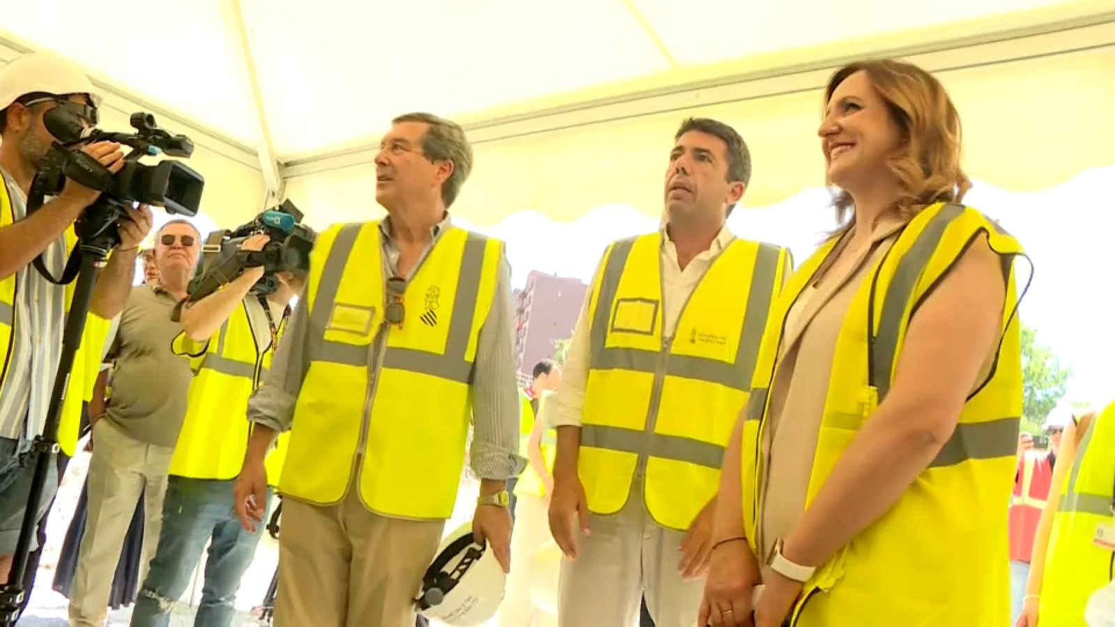 El conseller de Sanitat, Marciano Gómez; el cap del Consell, Carlos Mazón, i l'alcaldessa de València, María José Catalá, durant l'acte