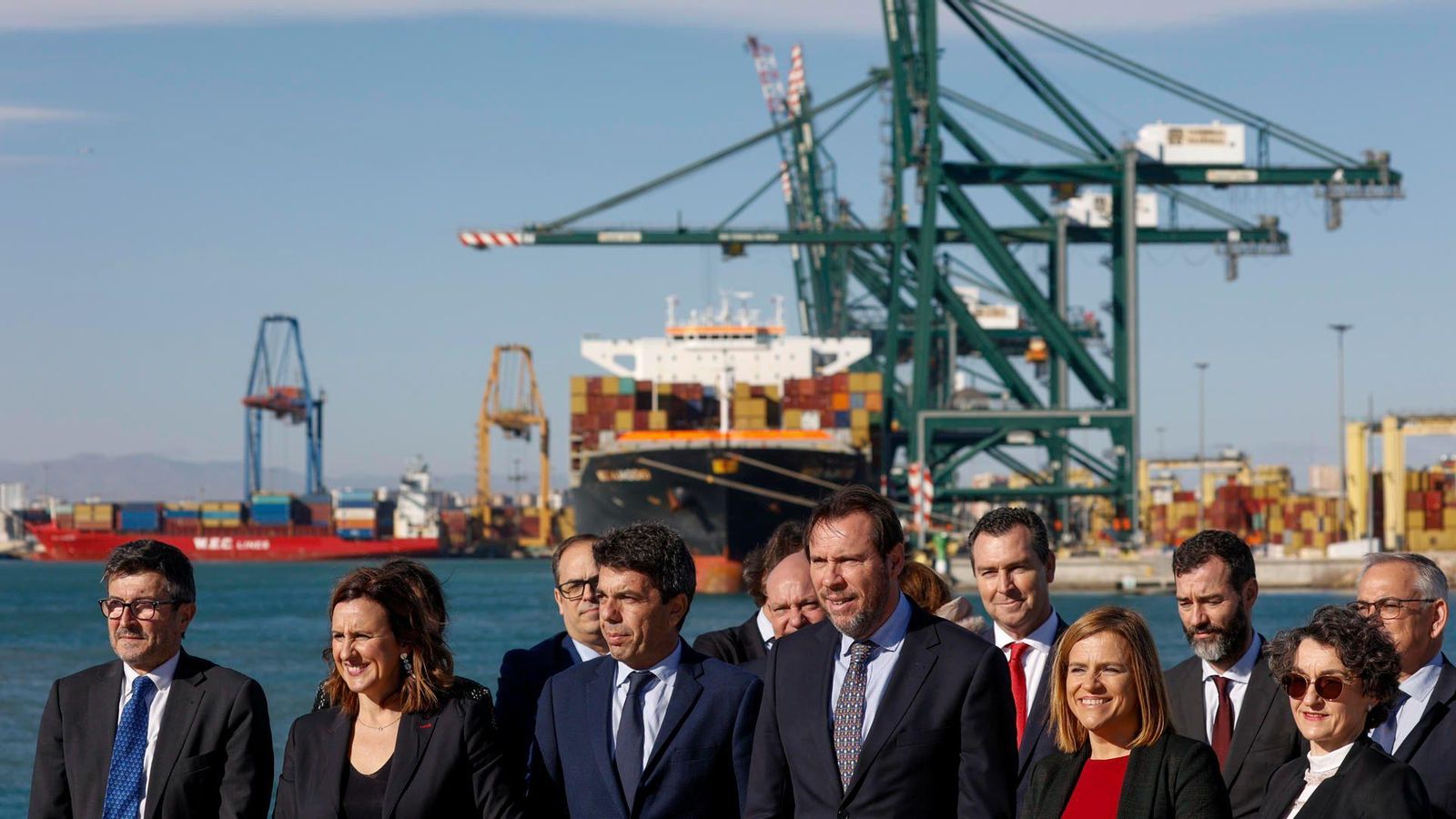 El ministre de Transports, tercer per la dreta, acompanyat de les autoritats valencianes durant la visita al port de València