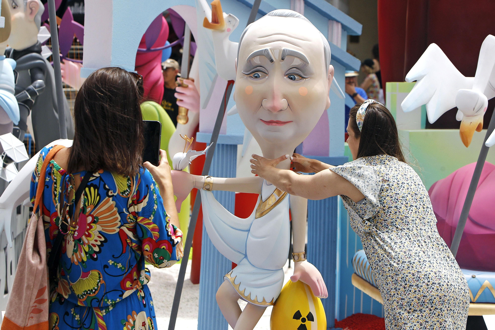 Dos turistes que fan broma amb el ninot de Vladímir Putin en Diputació-Renfe 