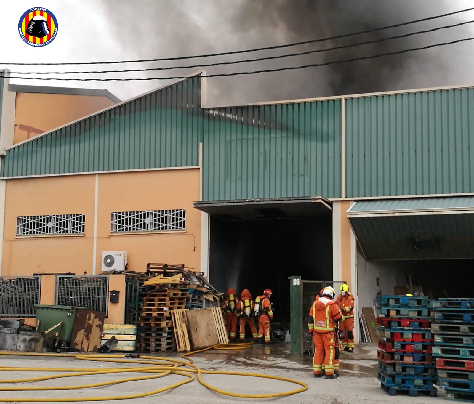 La nau en flames en una imatge facilitada pel Consorci de Bombers de València