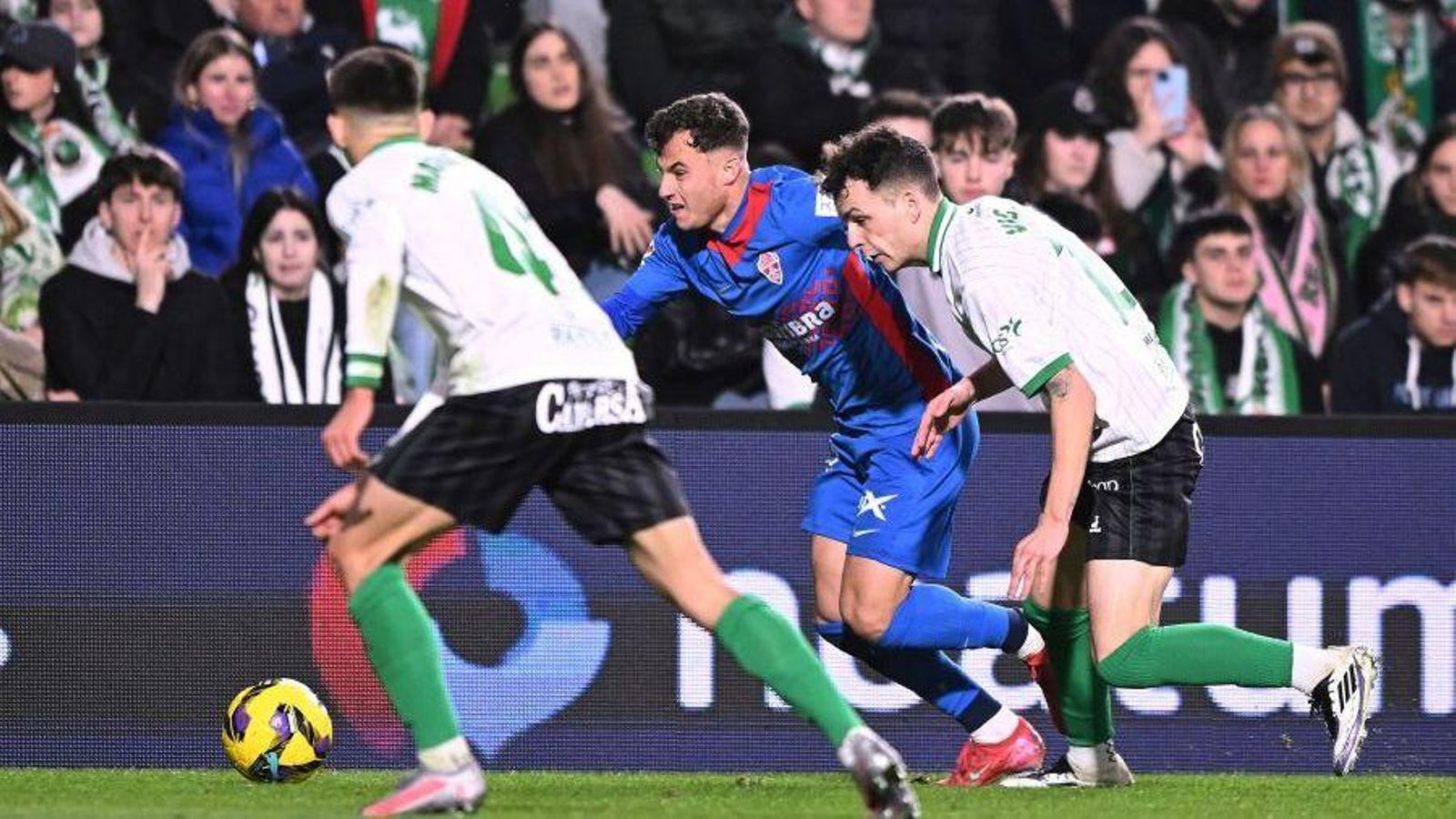 Un jugador de l'Elx, en una acció del duel