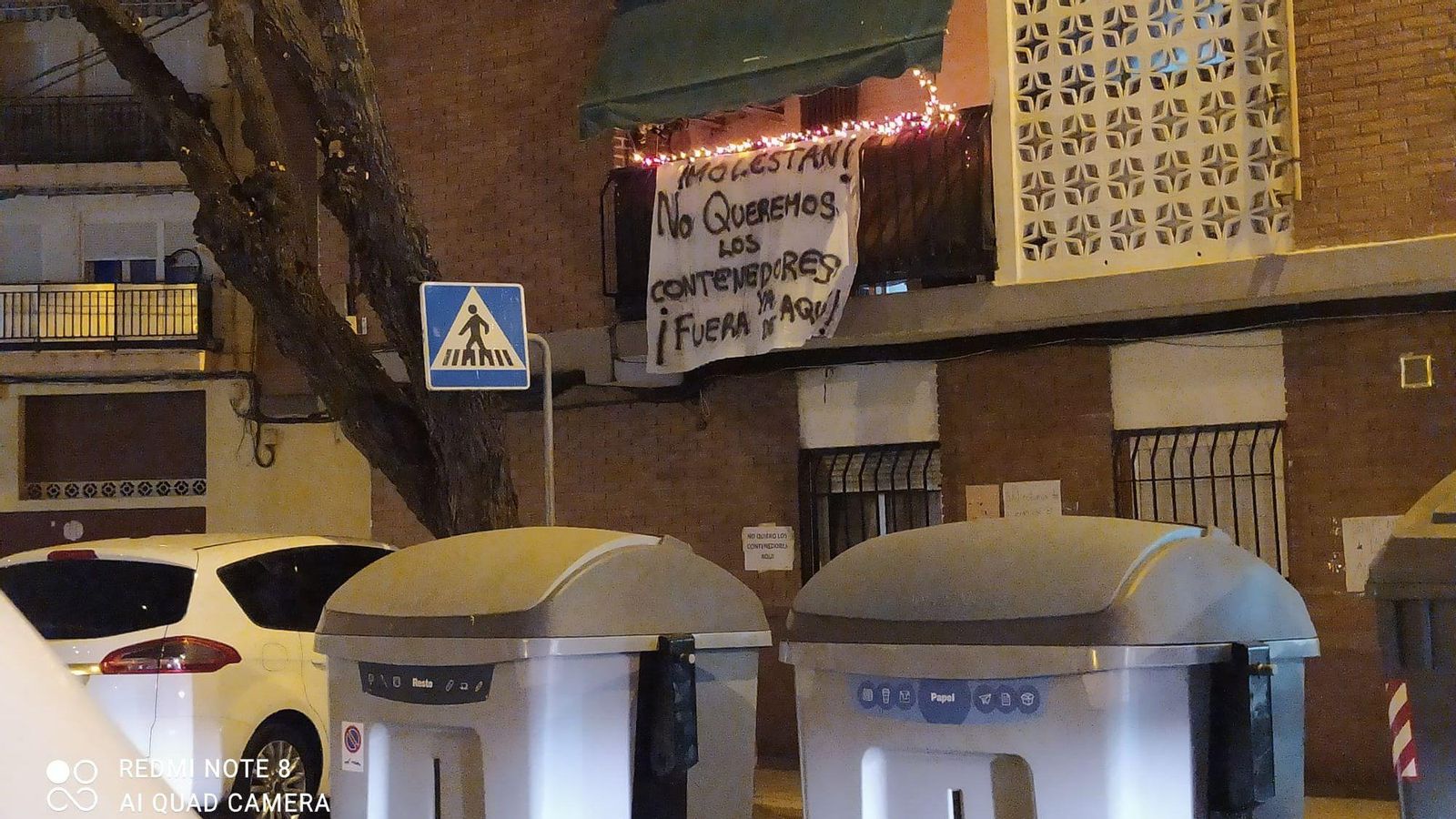 Alguns veïns han penjat cartells de protesta als balcons i la facana del número 1 de l'avinguda María Ros