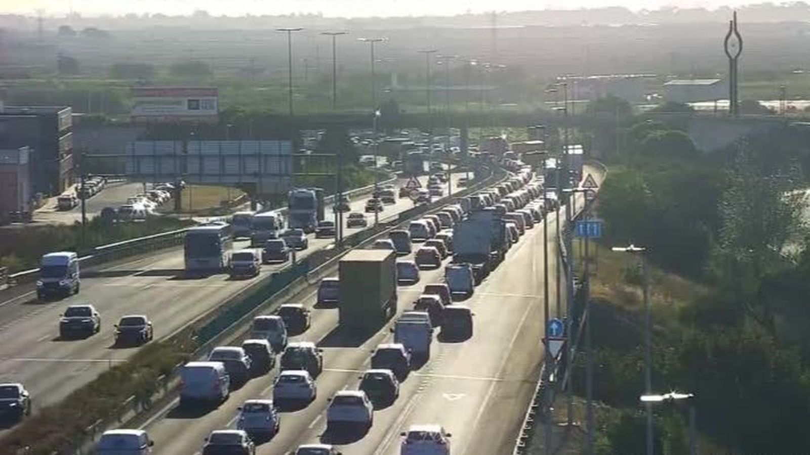 Estat que presenta la pista de Silla, a l'altura de Beniparell, este dimarts, a primera hora del matí