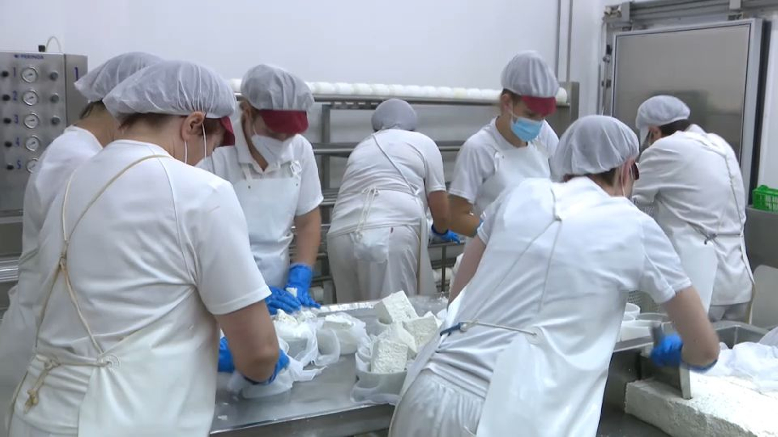 Imatge de dones treballant a una formatgeria de les comarques del nord