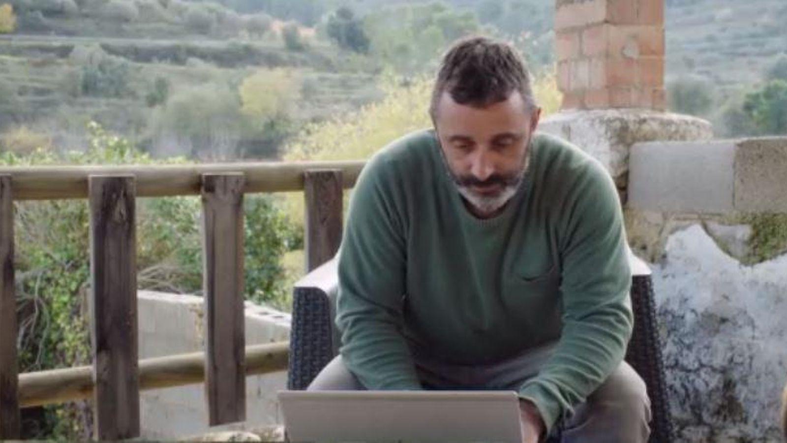 Víctor ha canviat Anglaterra per Llombai perquè des del llogaret pot teletreballar