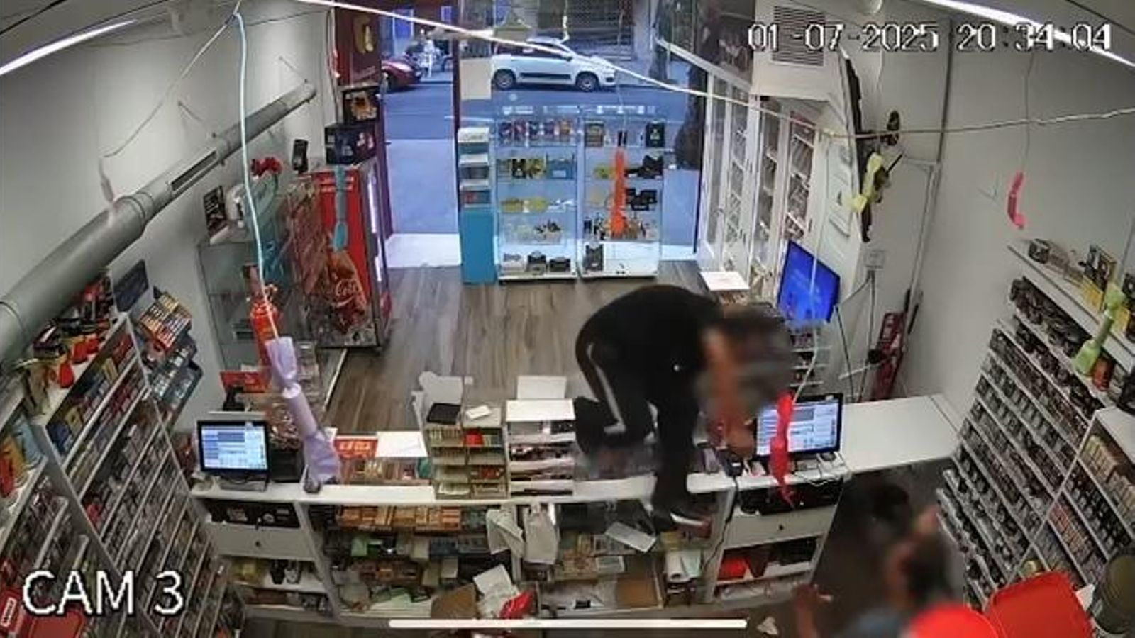 Imatge de la càmera de seguretat de l'estanc atracat