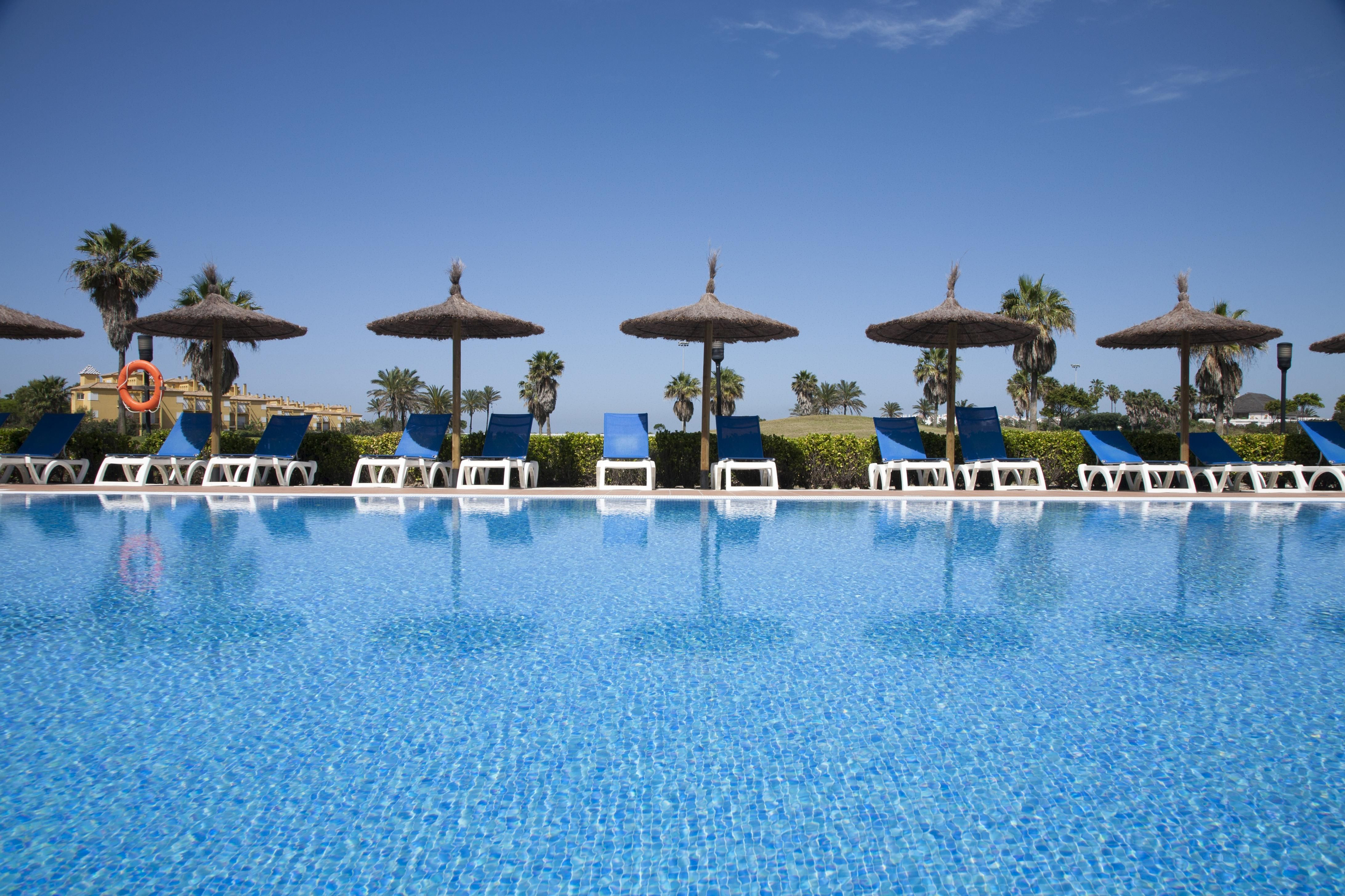 Gandules disponibles en la piscina d'un hotel, una imatge difícil de vore a l’estiu