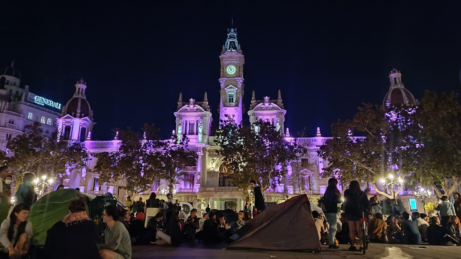 Un grup de manifestants per l'habitatge acampen per a "ocupar la plaça" de l'Ajuntament de València