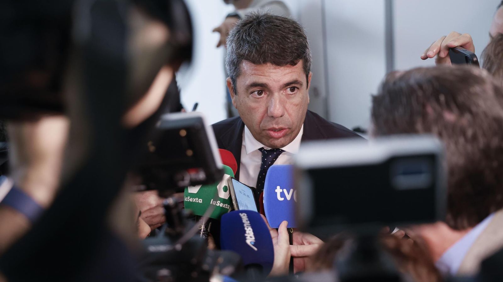 El president de la Generalitat, Carlos Mazón, atén els mitjans la setmana passada