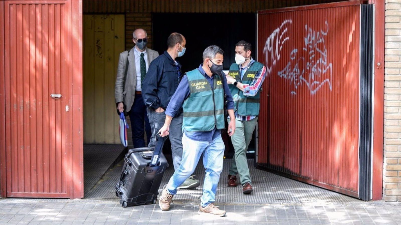 El agents de la Guàrdia Civil ixen d'un dels domicilis dels implicats en la trama després d'escorcollar-lo