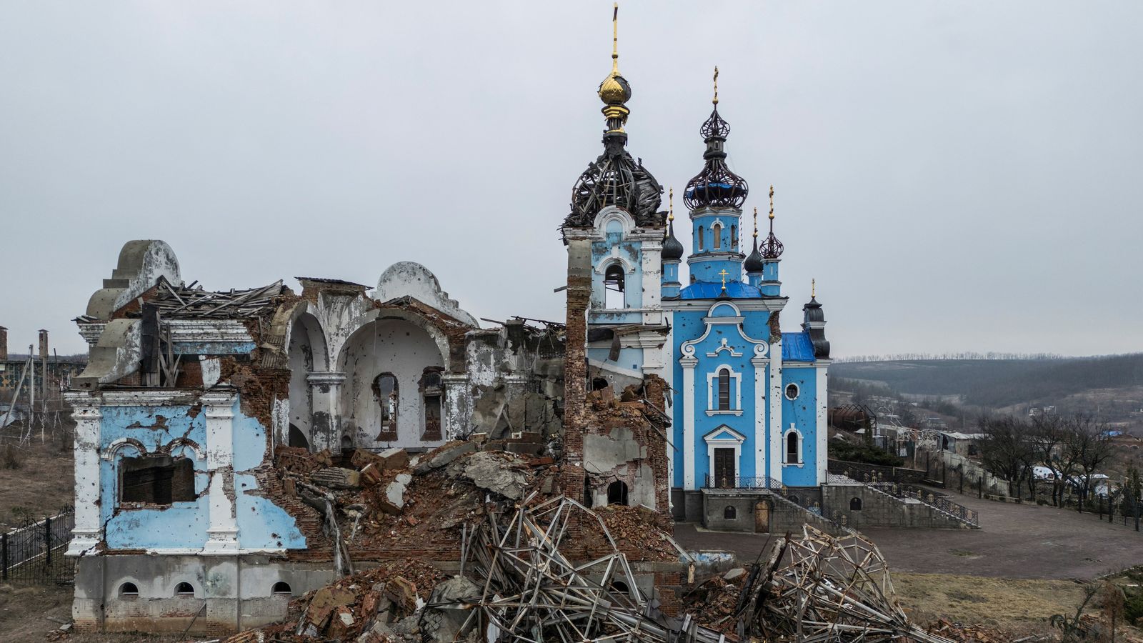 Església greument danyada durant un atac rus contra Ucraïna en el llogaret de Bohorodychne, regió de Donetsk, Ucraïna,