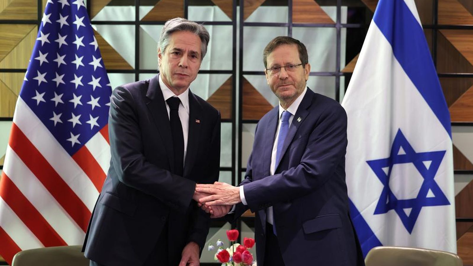 El secretari d'Estat dels EUA Antony Blinken encaixa mans amb el president d'Israel, Isaac Herzog