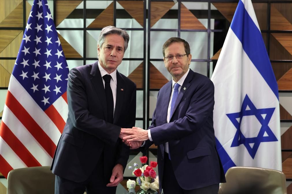 El secretari d'Estat dels EUA Antony Blinken encaixa mans amb el president d'Israel, Isaac Herzog