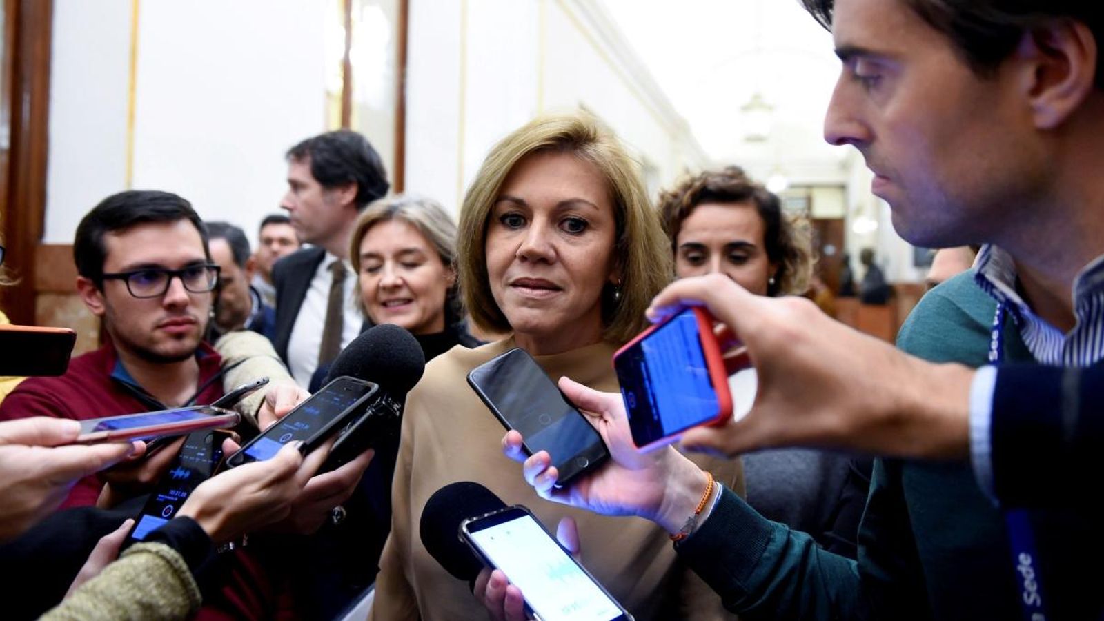 Els periodistes pregunten a l'exsecretària general del PP, María Dolores de Cospedal