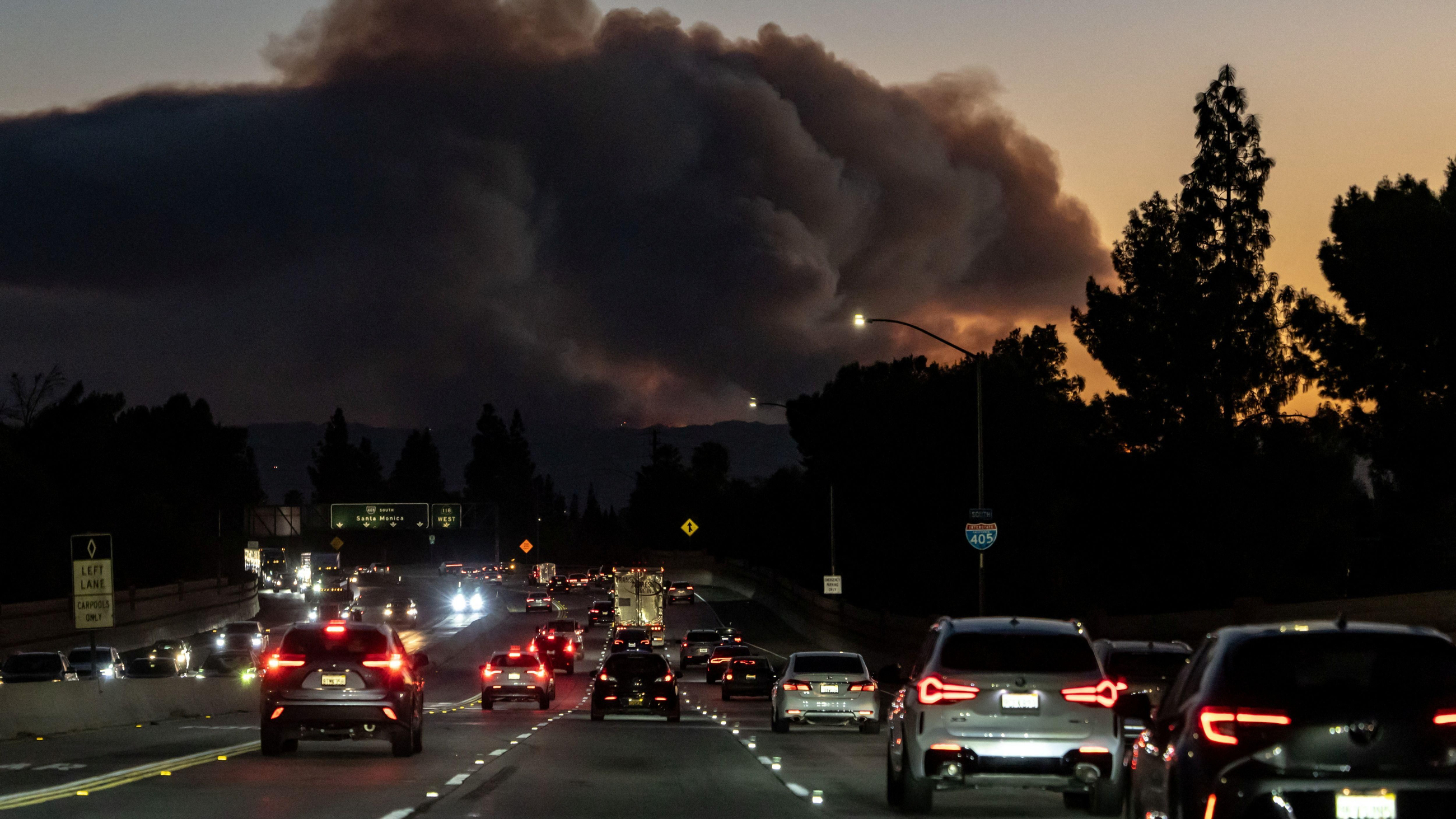 El fum cobreix les muntanyes de Palisades, a Los Angeles, prop de Santa Mónica